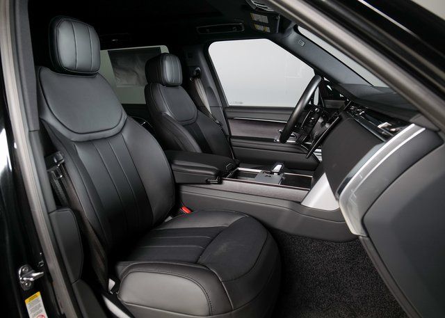 2025 Land Rover Range Rover SE photo 3