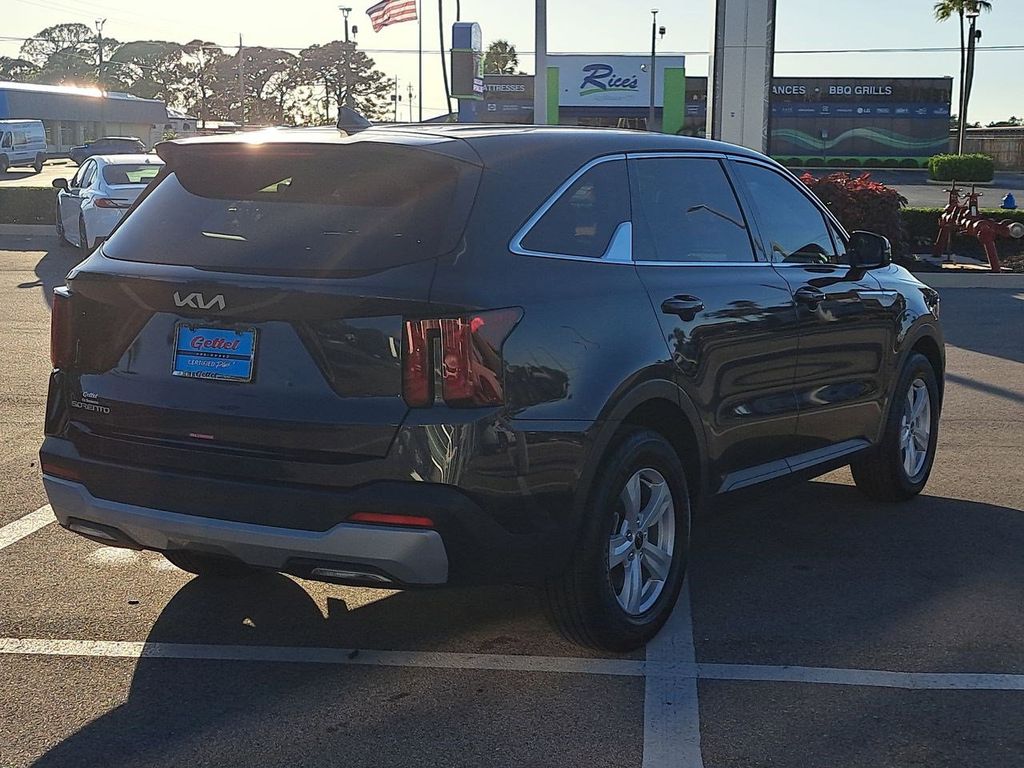 2025 Kia Sorento LX photo 2