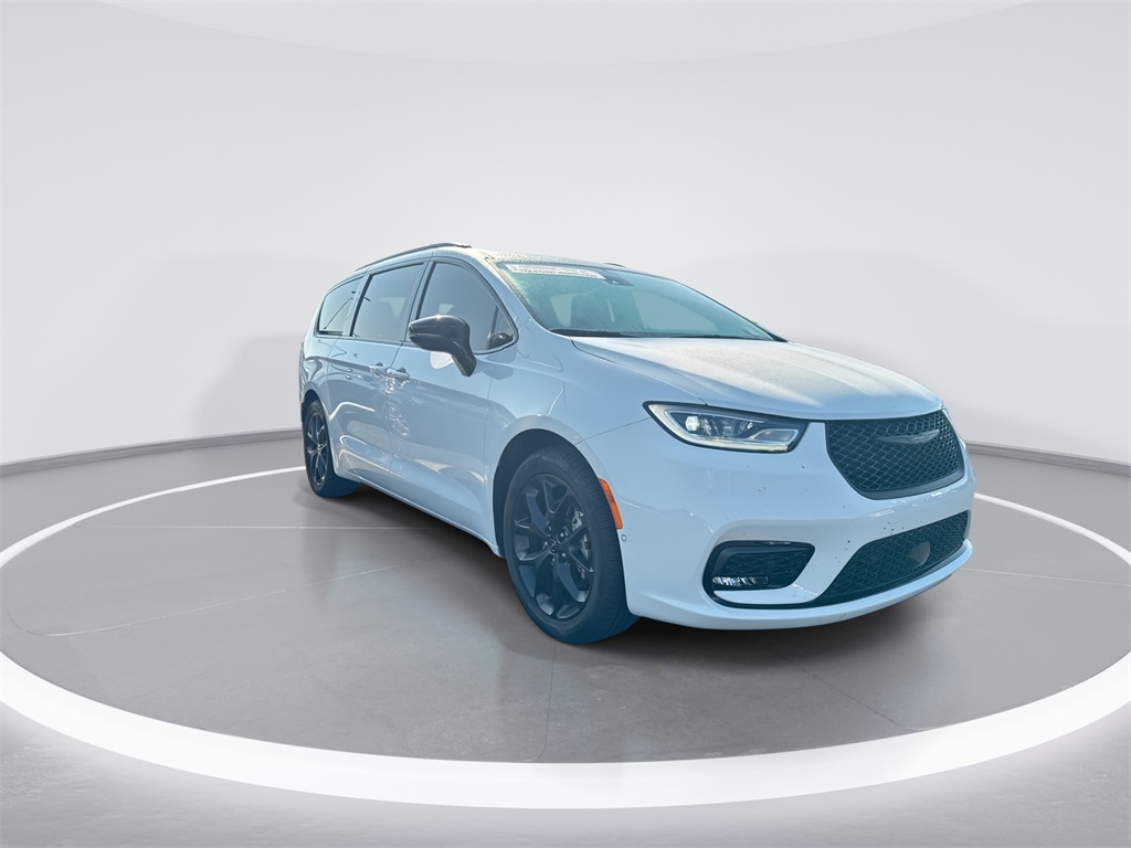 2024 Chrysler Pacifica Touring L photo 2