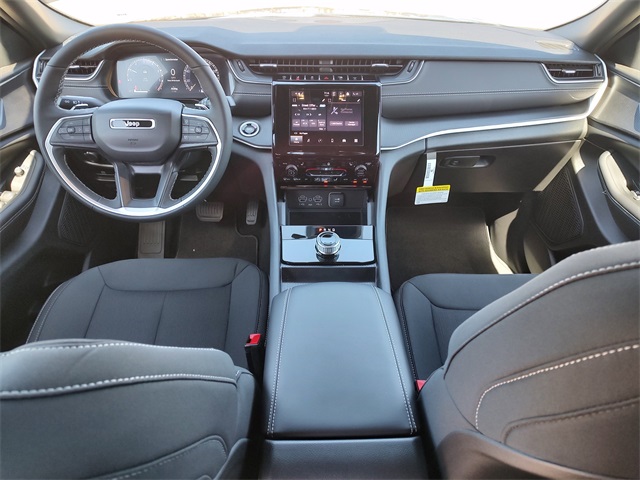 2025 Jeep Grand Cherokee Laredo photo 3