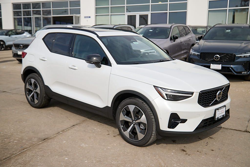 2026 VOLVO XC40 - Image 3