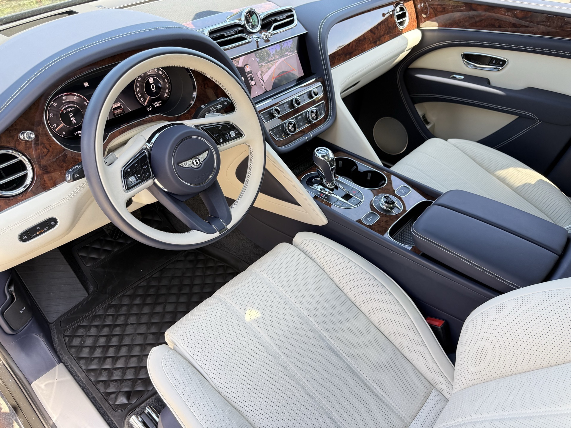 2024 Bentley Bentayga V8 photo 3