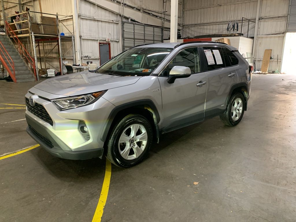 2021 Toyota RAV4 XLE's photo
