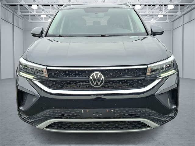 2022 Volkswagen Taos SE photo 2