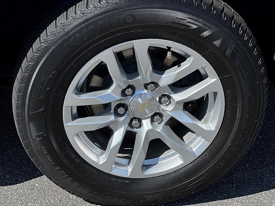 2021 Chevrolet Suburban LT photo 5