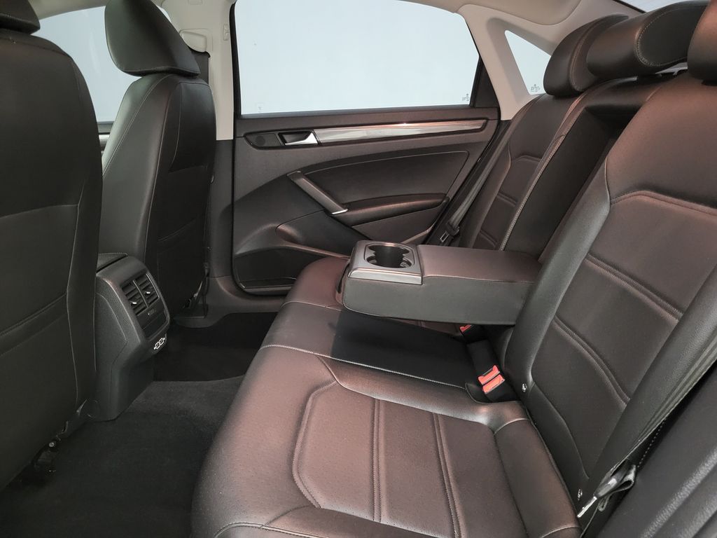 2020 Volkswagen Passat 2.0T R-Line photo 40