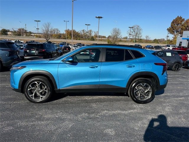 2025 Chevrolet Trax LT photo 2