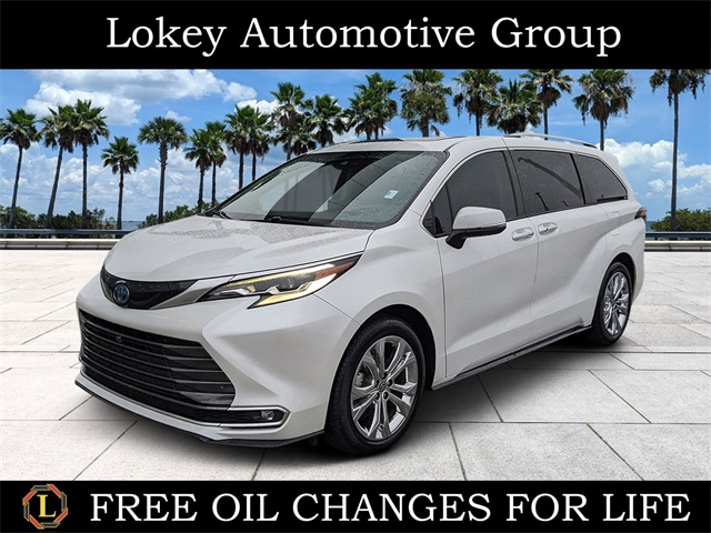 2023 Toyota Sienna Platinum's photo