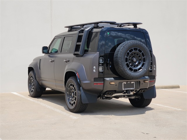 2025 Land Rover Defender 110 V8 photo 3