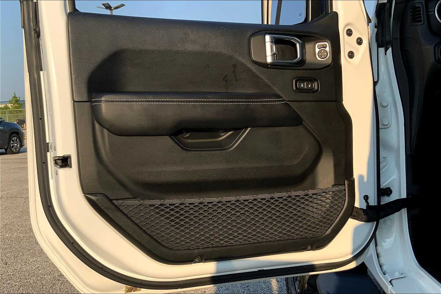 2018 Jeep Wrangler Unlimited Sahara photo 19