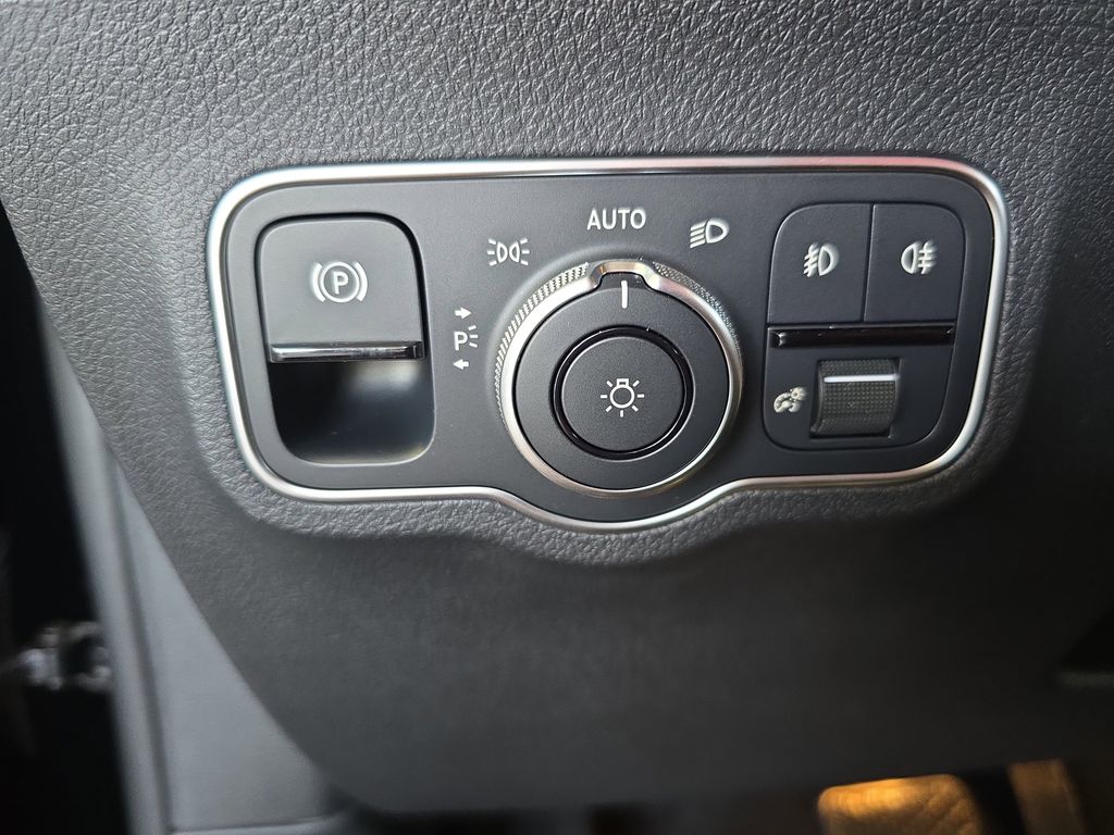 2025 Mercedes Benz GLB 250 photo 24