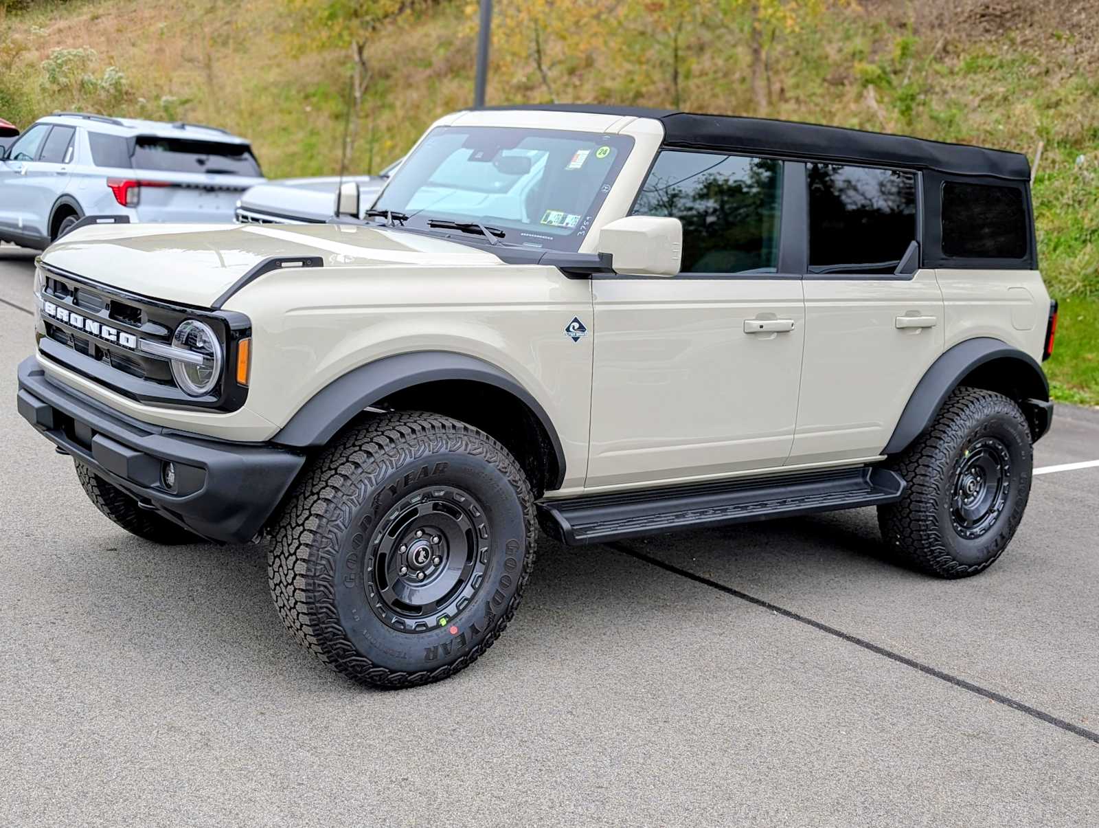 2025 Ford Bronco 4-Door Outer Banks's photo