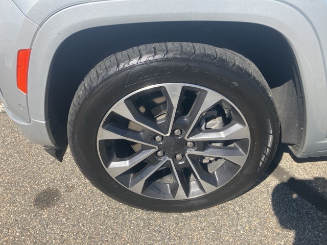 2023 Jeep Grand Cherokee Overland photo 9