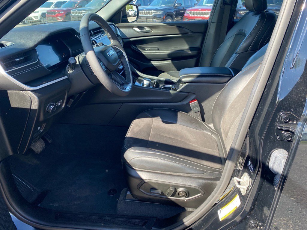 2023 Jeep Grand Cherokee Altitude photo 8