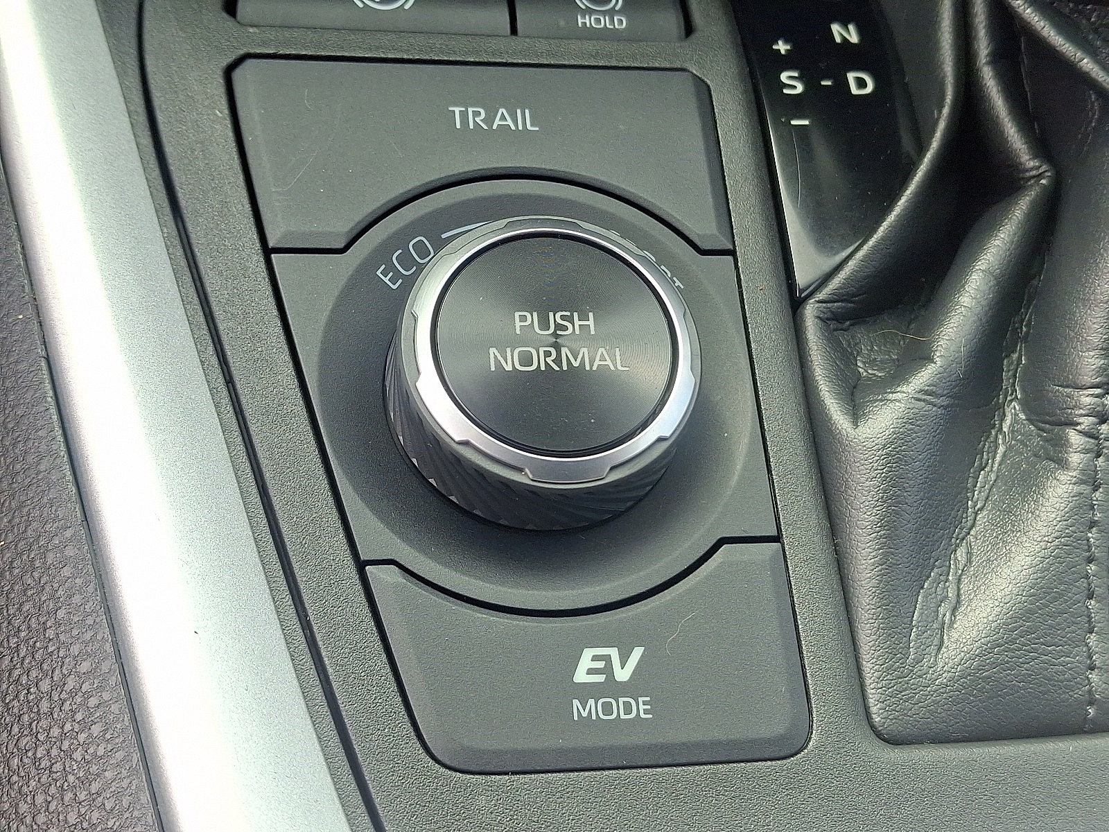2021 Toyota RAV4 Hybrid XLE photo 24