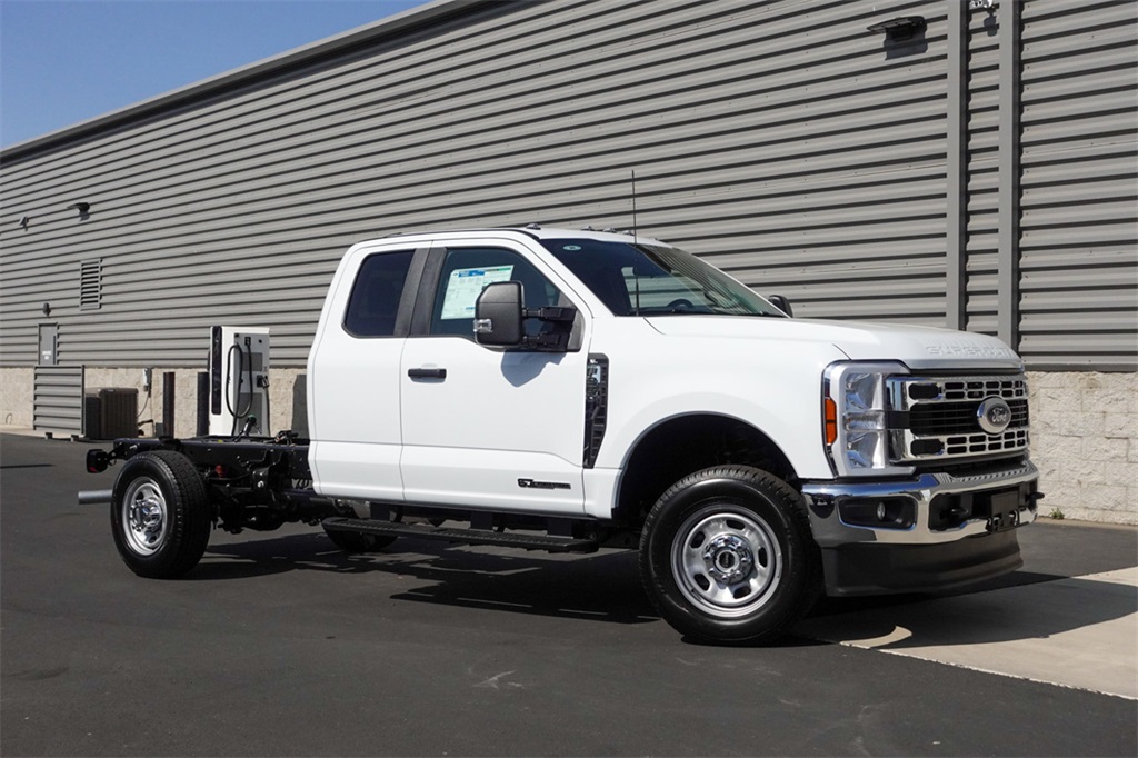 2025 Ford F-350 XL photo 2
