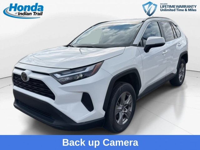 2024 Toyota RAV4 XLE's photo