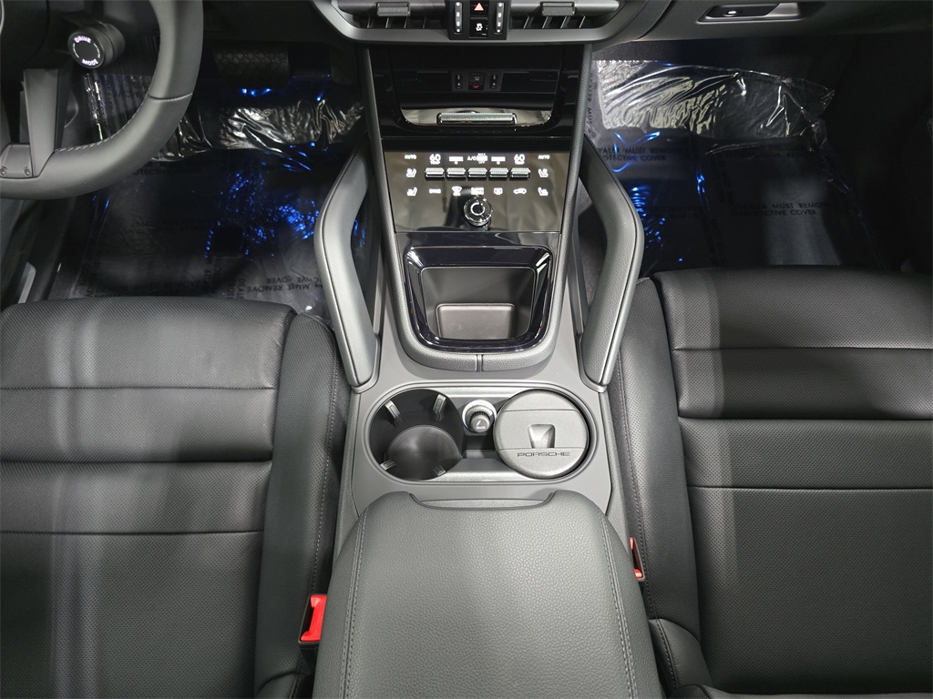 2025 Porsche Cayenne photo 18