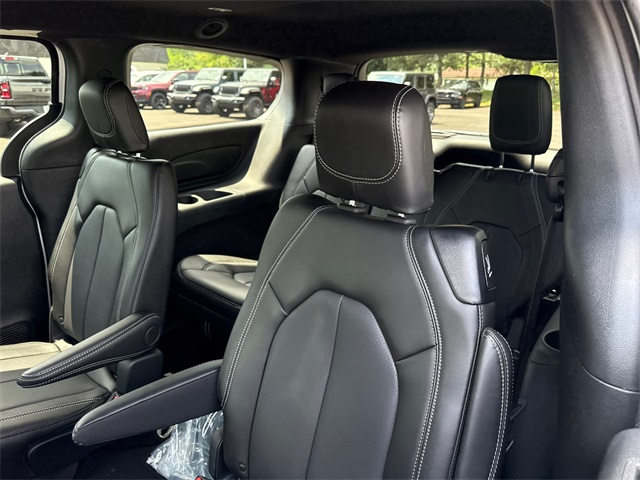 2025 Chrysler Pacifica photo 4