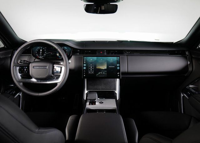 2025 Land Rover Range Rover SE photo 4