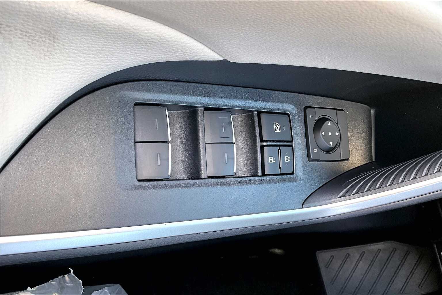 2025 Toyota RAV4 XLE photo 18