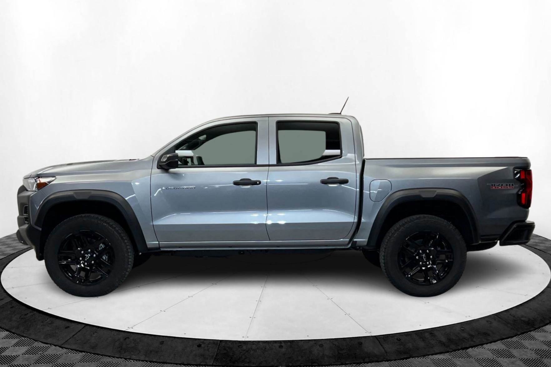 2025 Chevrolet Colorado Trail Boss photo 2