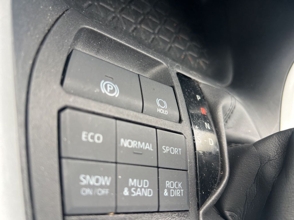 2024 Toyota RAV4 XLE photo 18