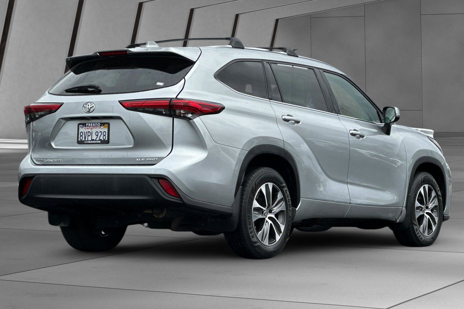 2021 Toyota Highlander XLE photo 3
