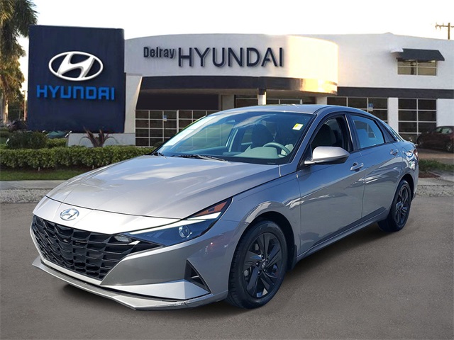 2022 Hyundai Elantra SEL photo 2