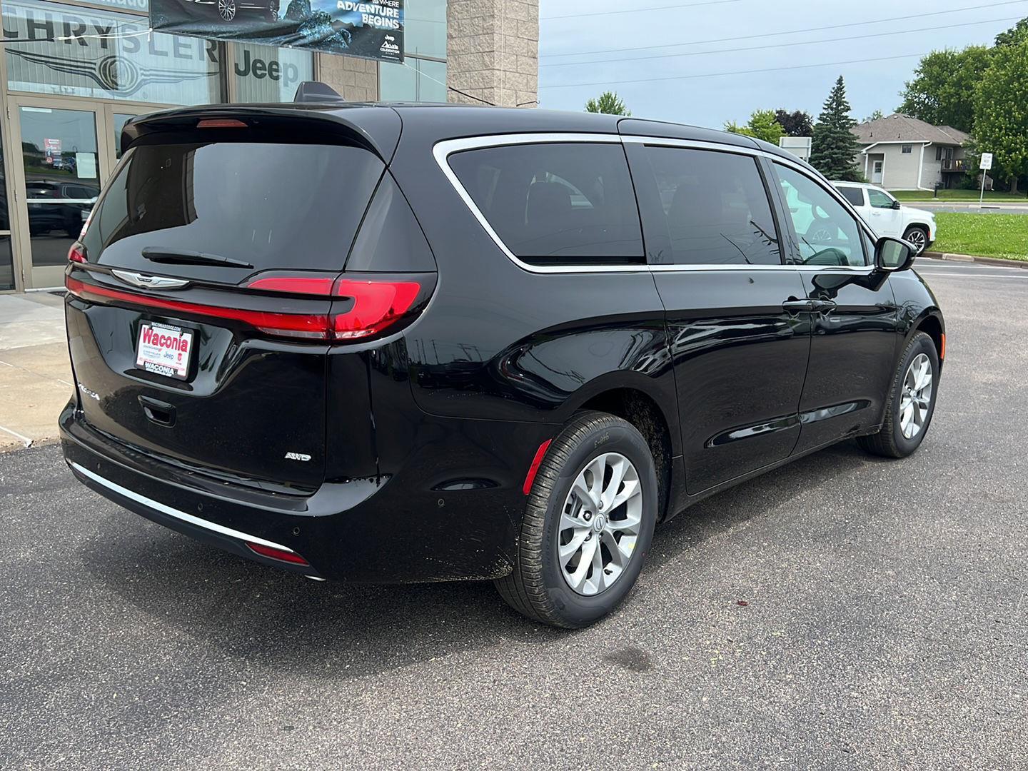 2025 Chrysler Pacifica photo 7