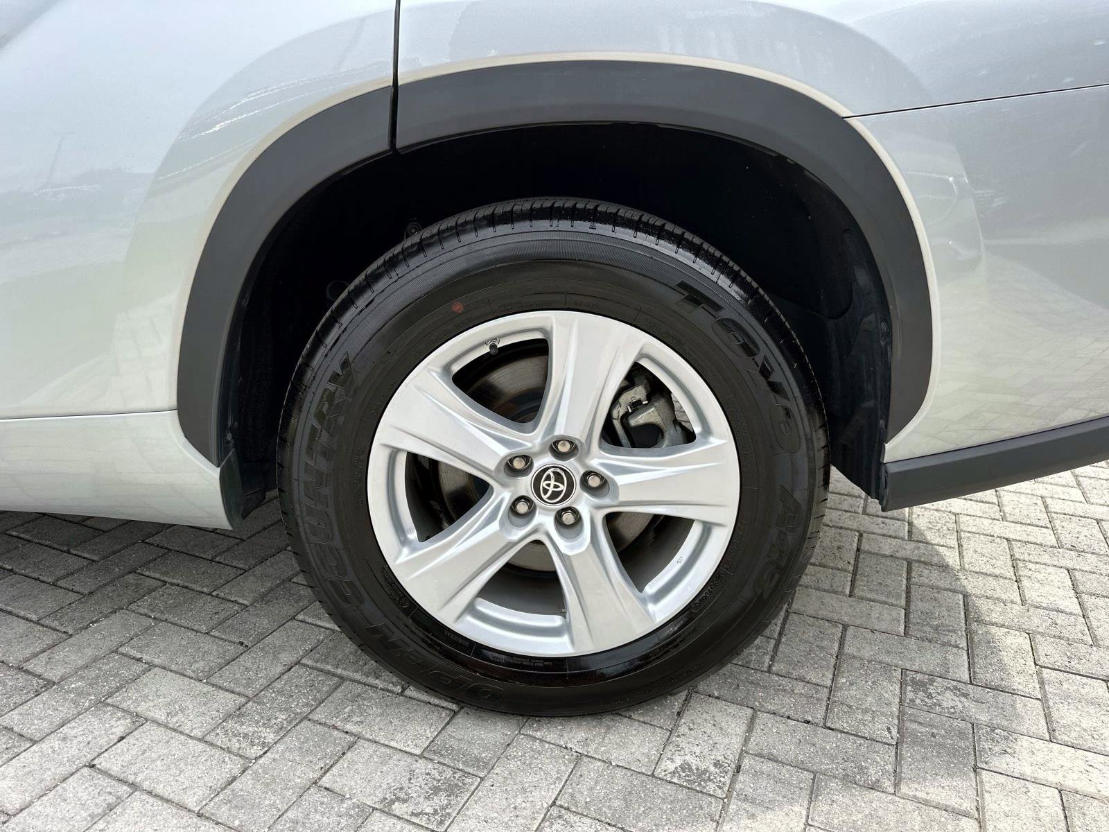 2022 Toyota Highlander LE Hybrid photo 11