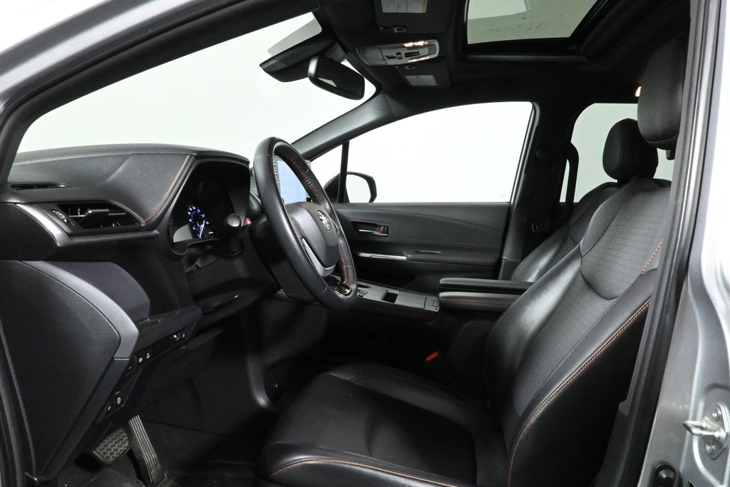 2021 Toyota Sienna XSE photo 3