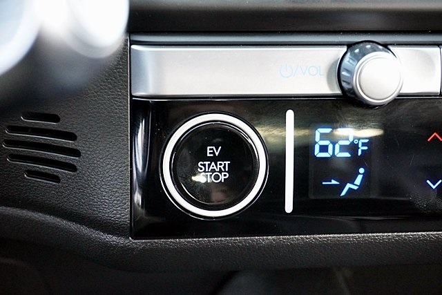 Used 2023 Gold Hyundai SEL image 28