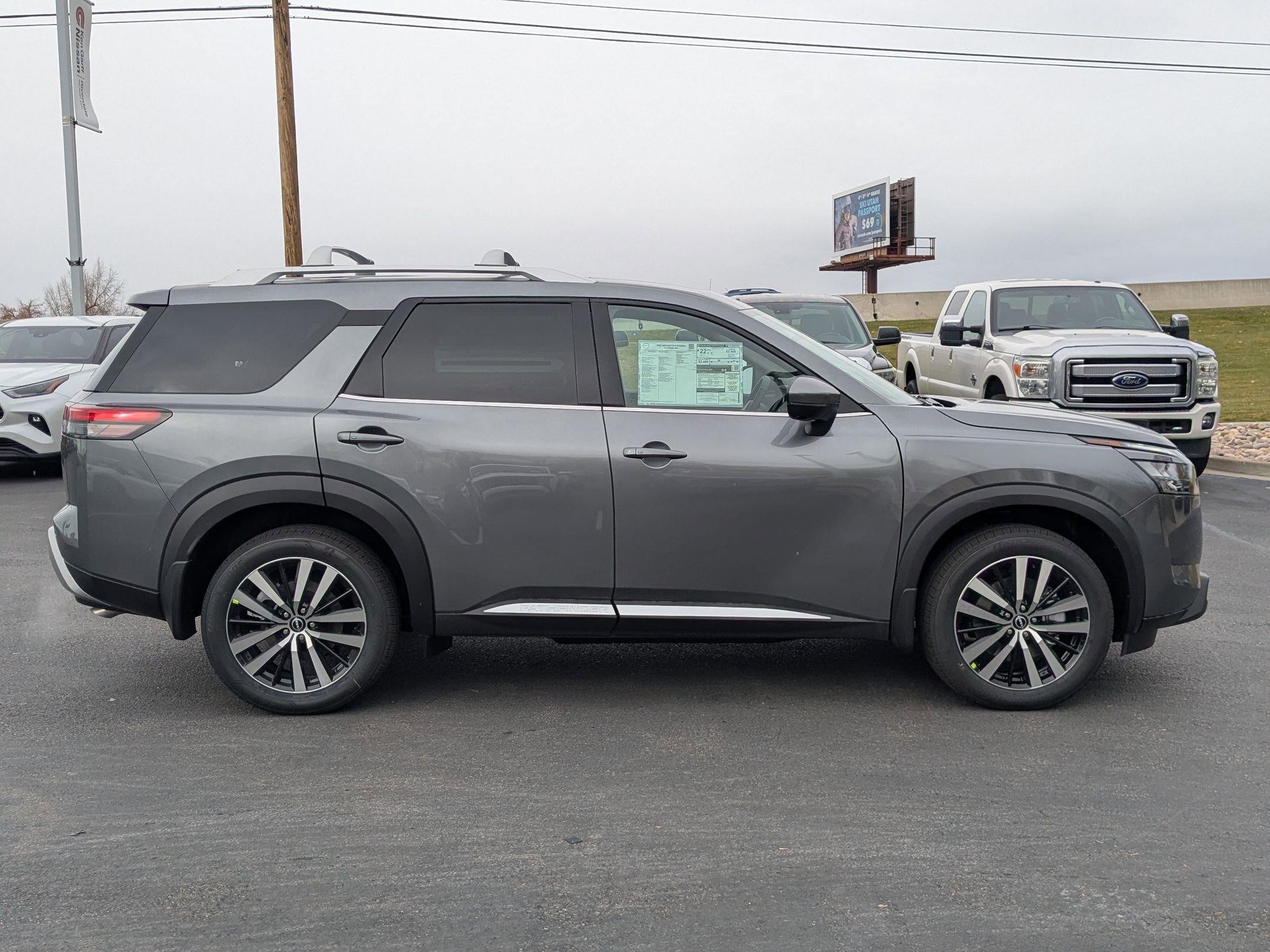 2025 Nissan Pathfinder Platinum photo 2