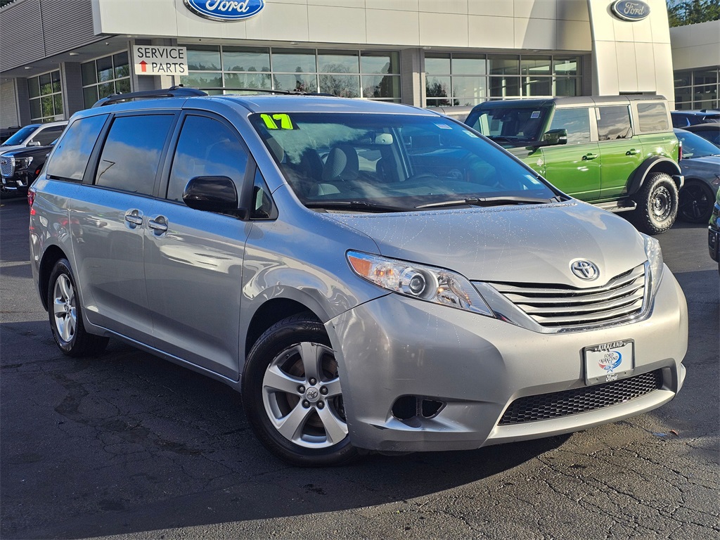 2017 Toyota Sienna LE's photo