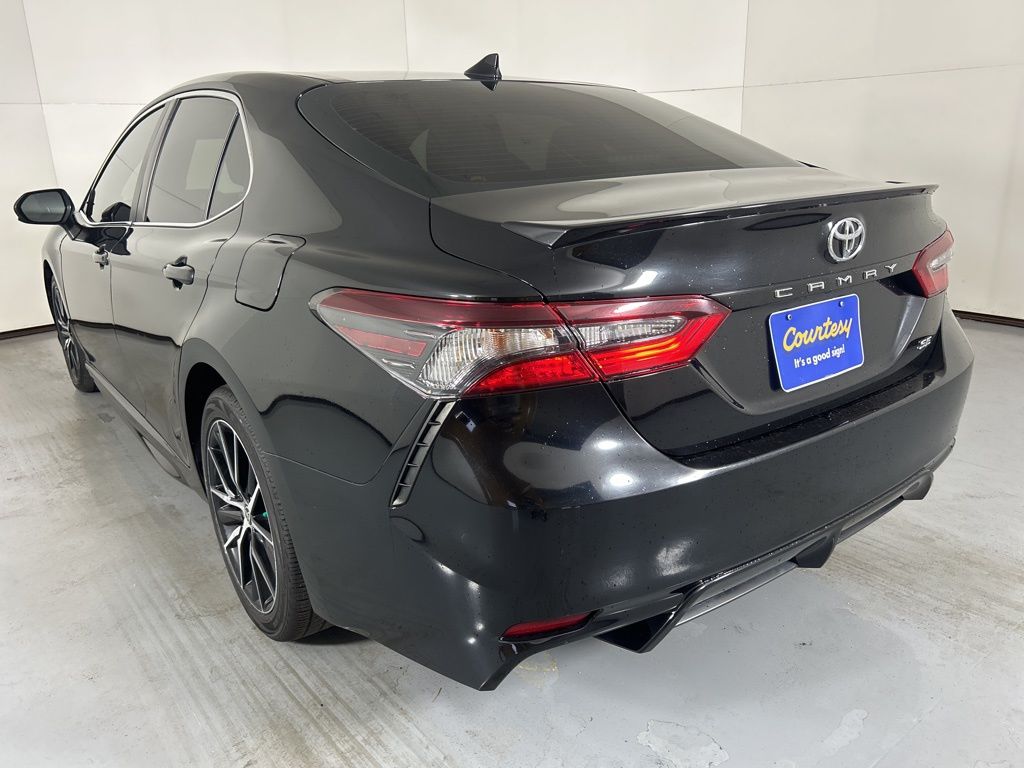 2021 Toyota Camry SE photo 7