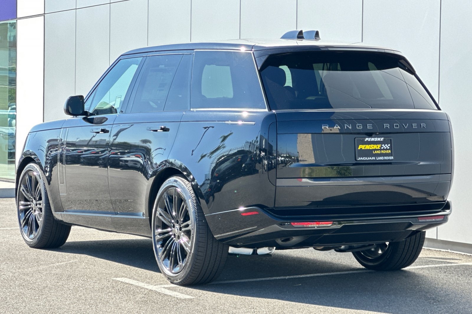 2025 Land Rover Range Rover SE photo 4