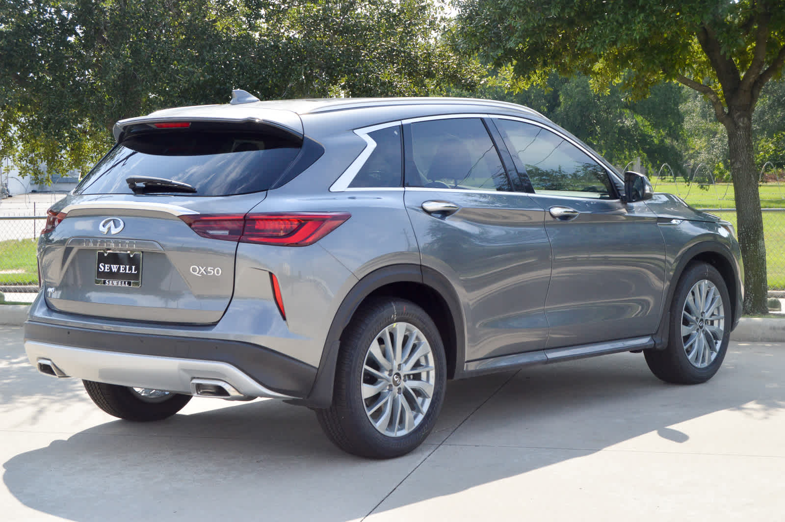 2025 Infiniti QX50 Luxe AWD photo 3