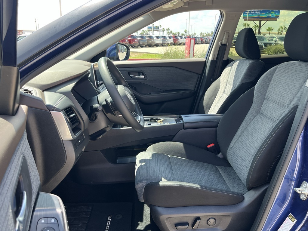 2023 Nissan Rogue SV photo 13