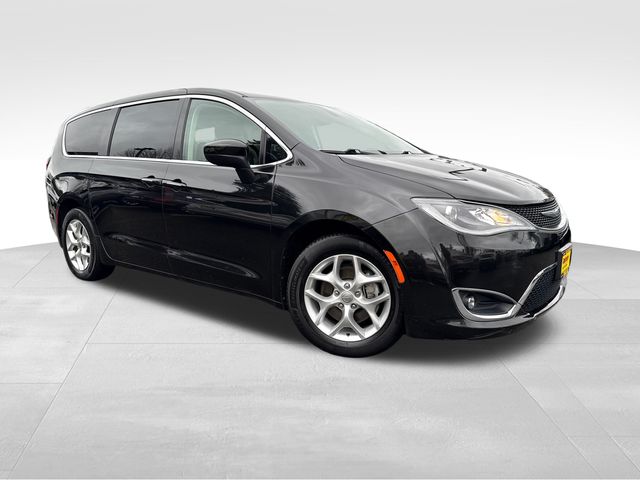 2017 Chrysler Pacifica Touring Plus's photo