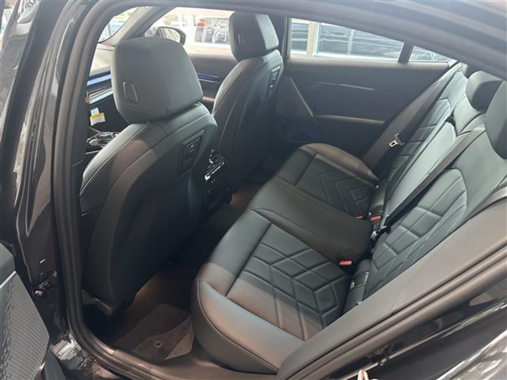 2026 Bmw 550e xDrive photo 13