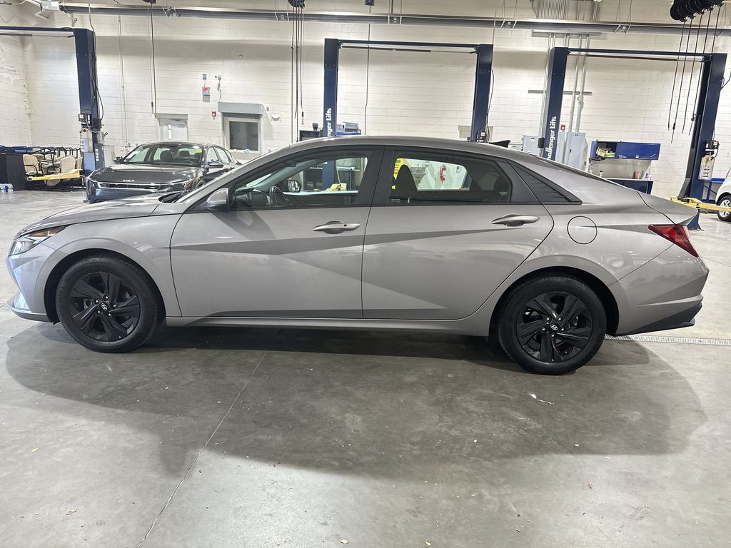 2022 Hyundai Elantra SEL Convenience photo 4