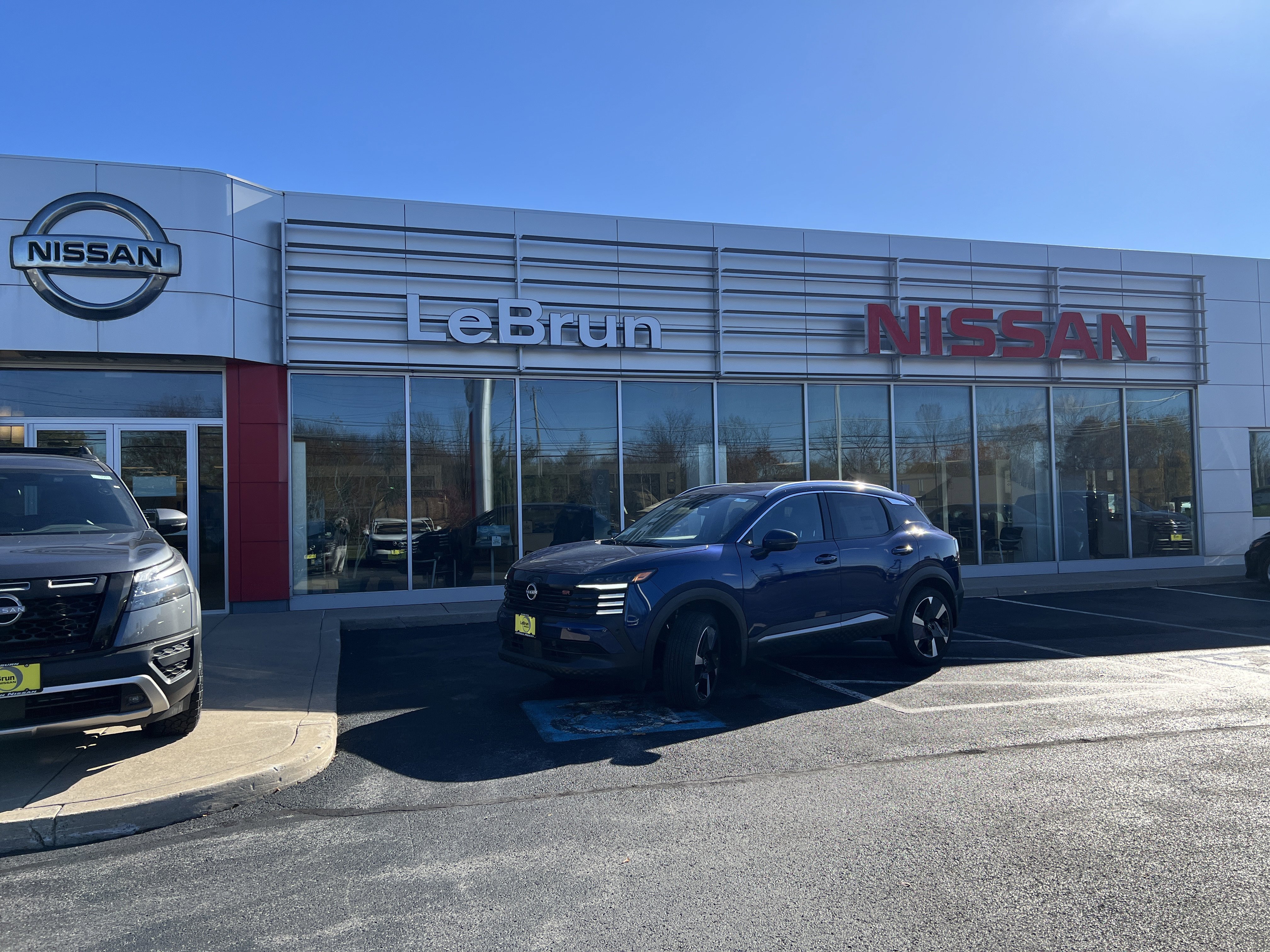 2025 Nissan Kicks SR AWD's photo