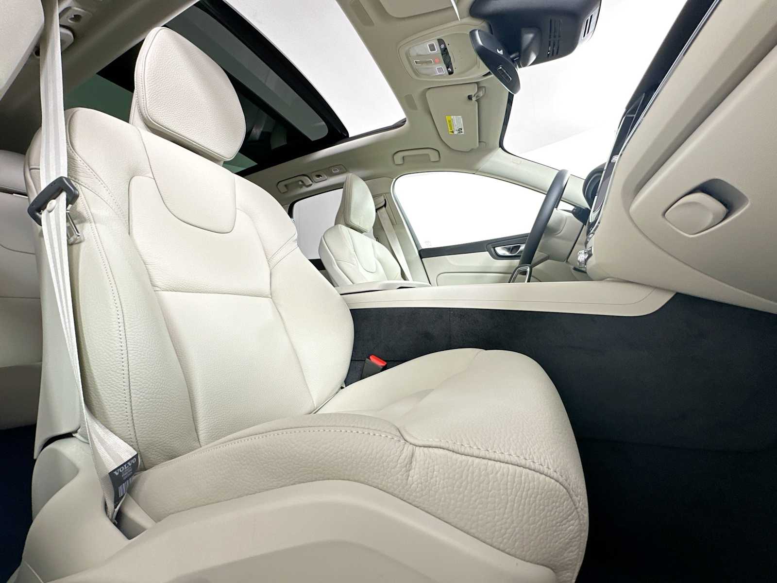 2025 Volvo XC60 T8 Plus photo 23