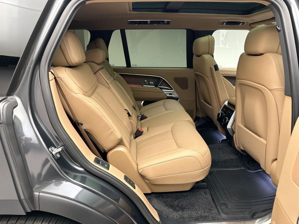 2025 Land Rover Range Rover SE photo 5