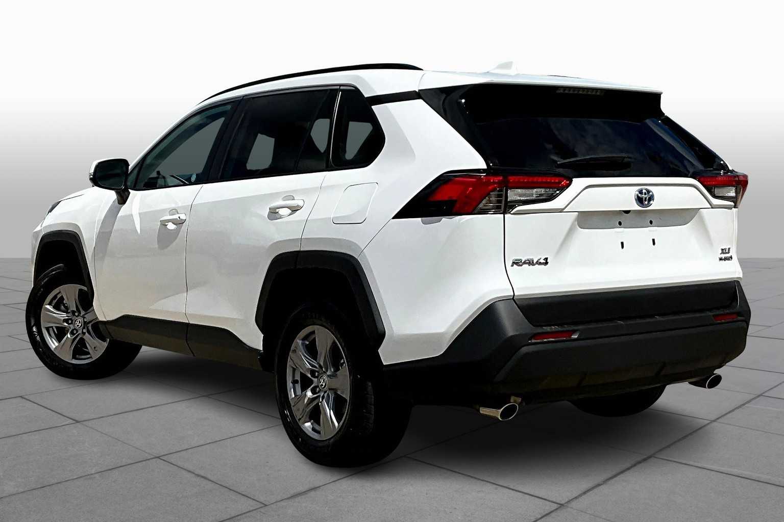 2024 Toyota RAV4 Hybrid XLE photo 2