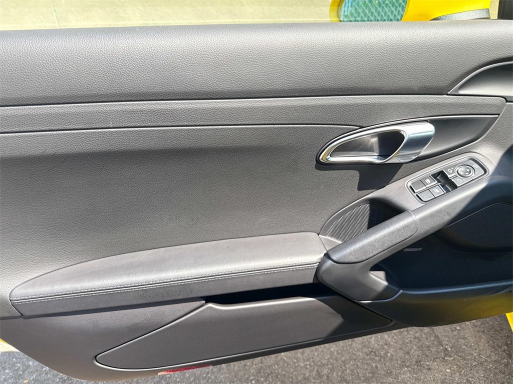 2024 Porsche Cayman S photo 19