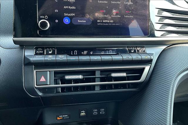 2025 Toyota Camry SE photo 32