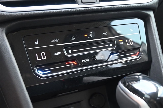 2025 Volkswagen Taos SE photo 15