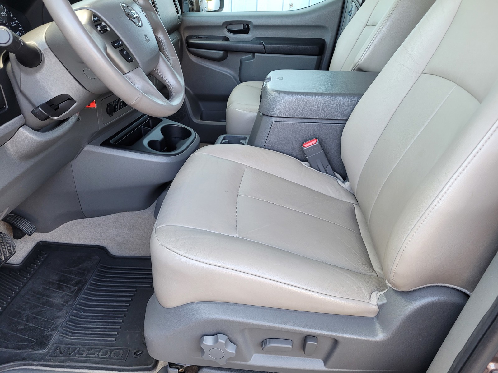 2016 Nissan NV3500 photo 17